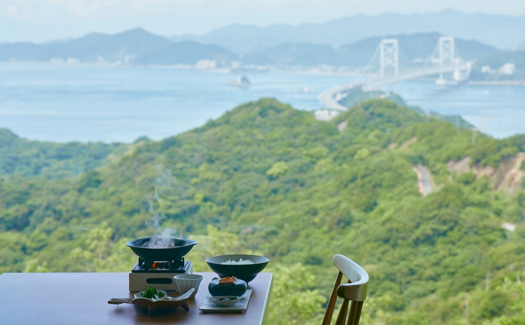 うずの丘から望む淡路島の景色